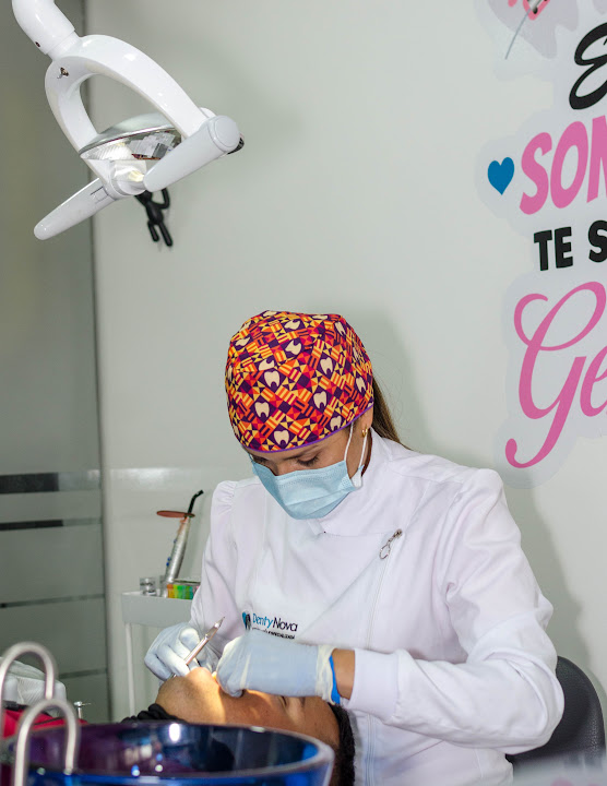 Procedimiento odontológico realizado por la Dra. Laura Durán